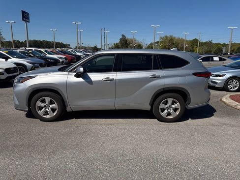 Used 2020 Toyota Highlander LE image 12