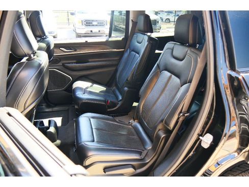 Used 2022 Jeep Grand Cherokee L Limited w/ Luxury Tech Group II image 18