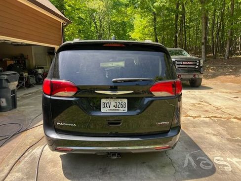 Used 2018 Chrysler Pacifica Limited w/ Tire & Wheel Group FWD image 2