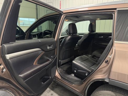 Used 2017 Toyota Highlander XLE AWD/4WD image 8