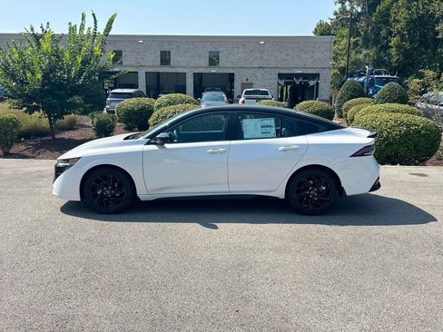 New 2027 Nissan Sentra SR w/ SR Premium Package FWD image 4