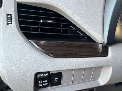 Used 2019 Toyota Sienna XLE FWD image 5