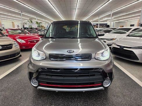 Used 2017 Kia Soul ! w/ Tech Package FWD image 2