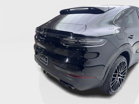 Used 2021 Porsche Cayenne Coupe image 18