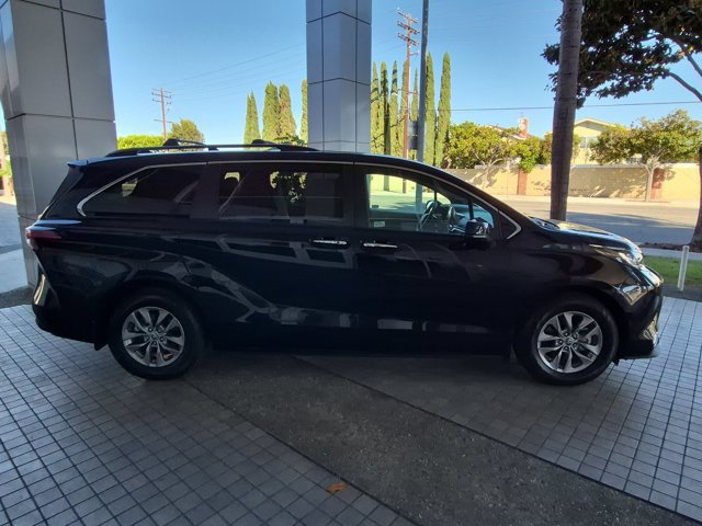 Used 2022 Toyota Sienna XLE w/ XLE Plus Package FWD image 4