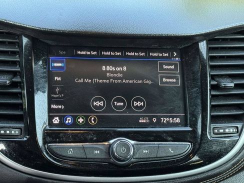 Used 2020 Chevrolet Trax LT w/ LT Convenience Package FWD image 4