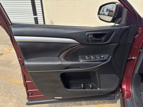 Used 2018 Toyota Highlander Plus AWD/4WD image 37