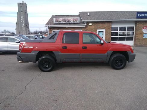 Used 2002 Chevrolet Avalanche 4x4 w/ Convenience Pkg image 2