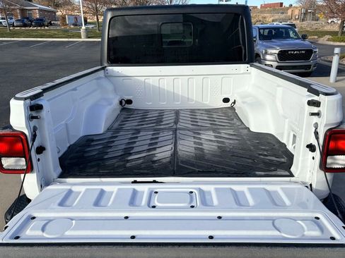 Used 2023 Jeep Gladiator Mojave w/ Cold Weather Group image 5