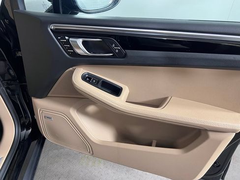 Certified 2024 Porsche Macan S AWD/4WD image 18