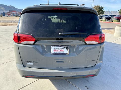 Used 2020 Chrysler Pacifica Touring-L image 4