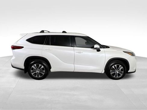 Used 2021 Toyota Highlander XLE AWD/4WD image 23