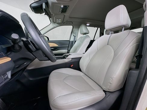 Used 2024 Toyota Grand Highlander AWD image 22