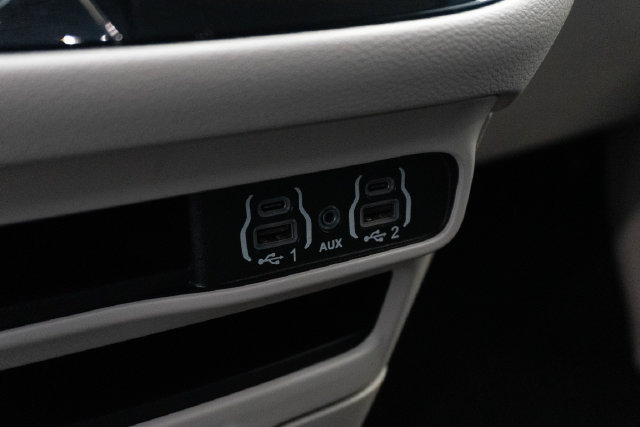 Used 2024 Chrysler Pacifica Touring-L FWD image 12
