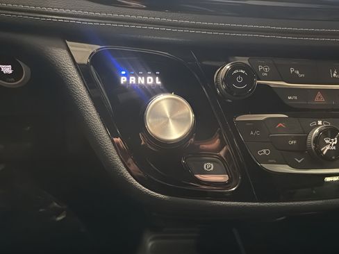Used 2024 Chrysler Pacifica Limited FWD image 17