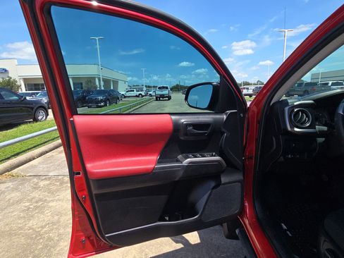 Used 2021 Toyota Tacoma SR5 RWD image 12