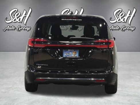 Used 2024 Chrysler Pacifica Touring-L FWD image 16