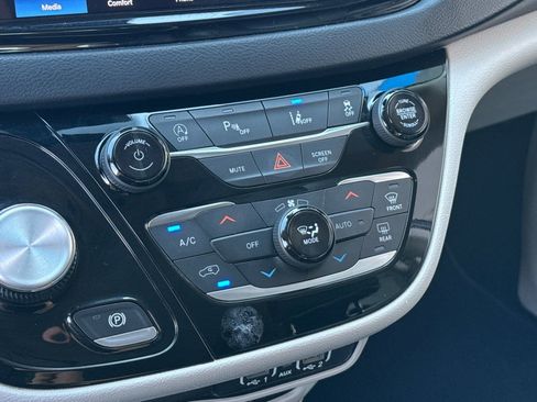 Used 2022 Chrysler Pacifica Touring-L image 30