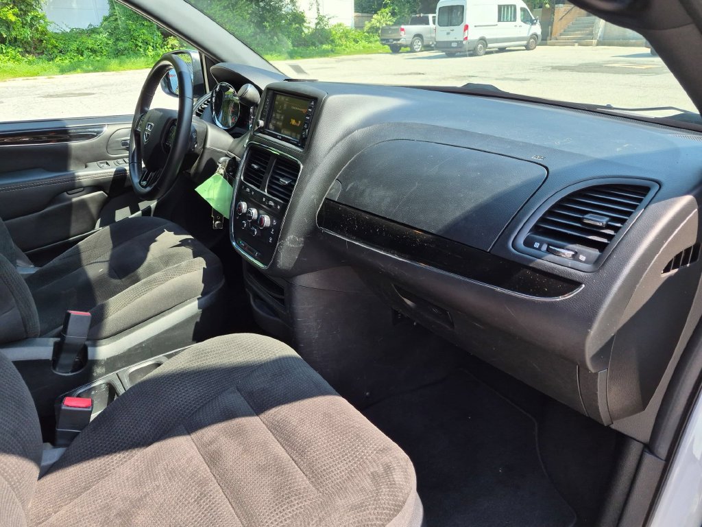 Used 2018 Dodge Grand Caravan SE FWD image 30