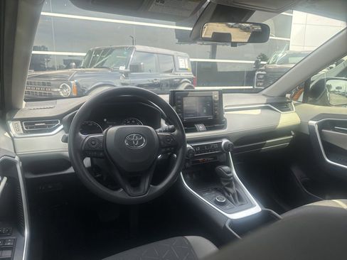 Used 2022 Toyota RAV4 XLE AWD/4WD image 9