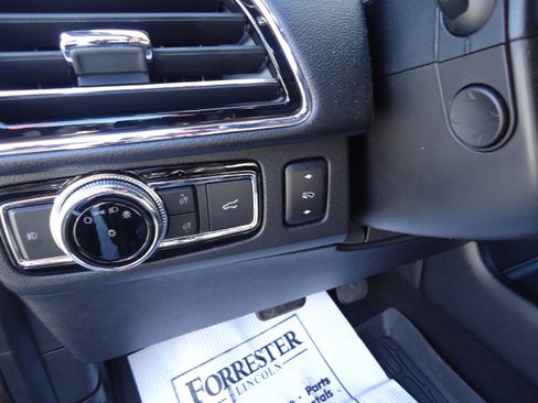 Used 2019 Lincoln Navigator Reserve image 14