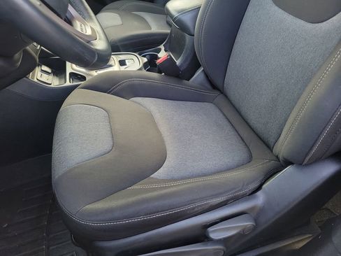 Used 2014 Jeep Cherokee Latitude FWD image 18
