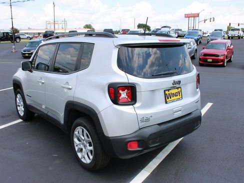 Used 2018 Jeep Renegade Latitude w/ Cold Weather Group AWD/4WD image 6