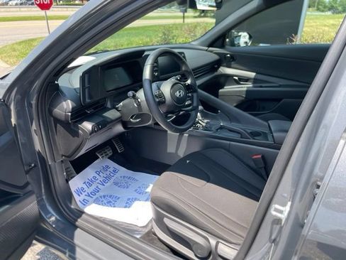 Used 2025 Hyundai Elantra Sport FWD image 17