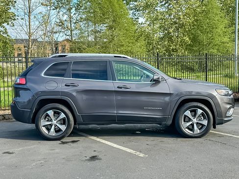 Used 2019 Jeep Cherokee Limited w/ Luxury Group AWD/4WD image 2