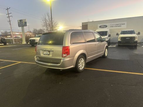 Used 2016 Dodge Grand Caravan SXT w/ Rear Park Assist Package image 5