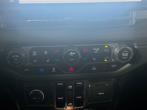 Used 2025 Jeep Wrangler Sahara image 23