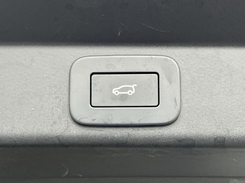 Used 2025 Land Rover Range Rover Sport SE image 25