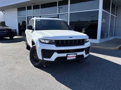 New 2026 Jeep Grand Cherokee Laredo image 2