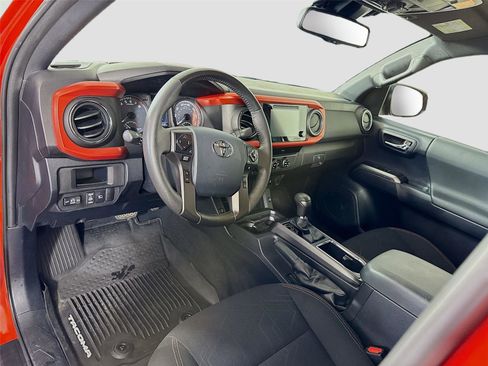 Used 2018 Toyota Tacoma TRD Off-Road AWD/4WD image 3