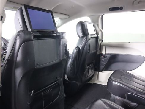 Used 2022 Chrysler Pacifica Touring-L w/ Uconnect Theater Family Group FWD image 32