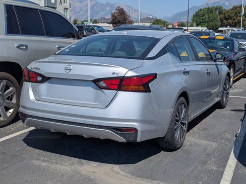 Used 2024 Nissan Altima 2.5 SV FWD image 2