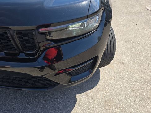 Used 2023 Jeep Grand Cherokee Limited w/ Black Appearance Package image 33