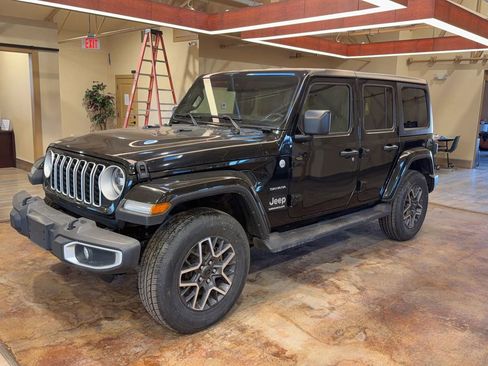Used 2024 Jeep Wrangler Unlimited Sahara image 9