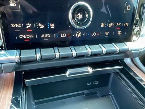 Used 2025 GMC Yukon XL Denali AWD/4WD image 17