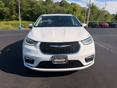 Used 2023 Chrysler Pacifica Touring-L FWD image 3