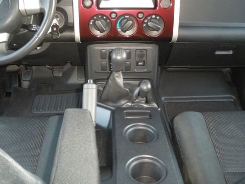 Used 2007 Toyota FJ Cruiser Base 4dr SUV 4WD (4L V6 6M) image 35