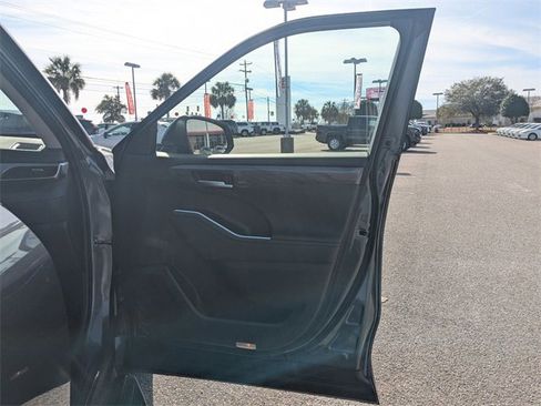 Used 2023 Toyota Highlander Platinum image 32