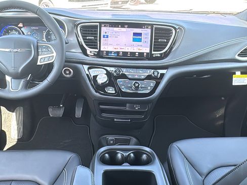 New 2026 Chrysler Pacifica Select image 16