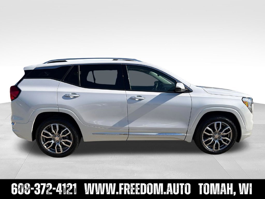 Used 2024 GMC Terrain Denali w/ Denali Premium Package AWD/4WD image 6