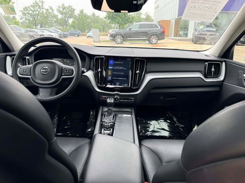 Used 2019 Volvo XC60 T5 Momentum w/ Premium Package FWD image 17