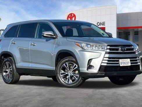 Used 2019 Toyota Highlander LE image 2