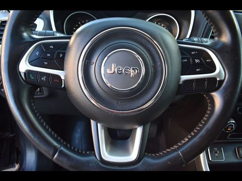 Used 2018 Jeep Compass Latitude FWD image 12