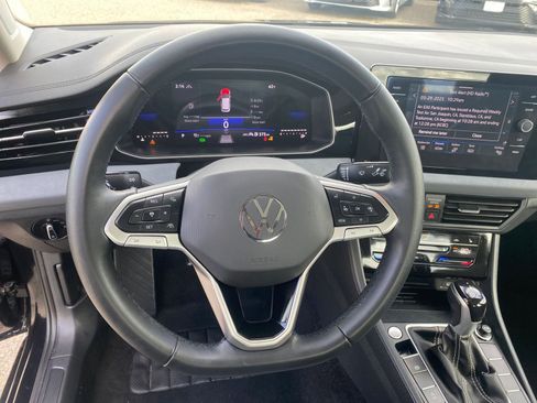 Used 2025 Volkswagen Jetta SE image 28