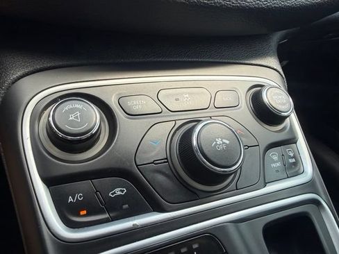 Used 2015 Chrysler 200 Limited w/ Convenience Group FWD image 21
