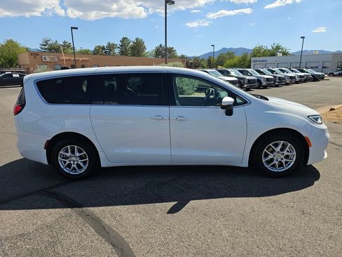 Used 2023 Chrysler Pacifica Touring-L FWD image 6